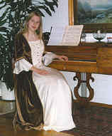 Linda pianon ääressä